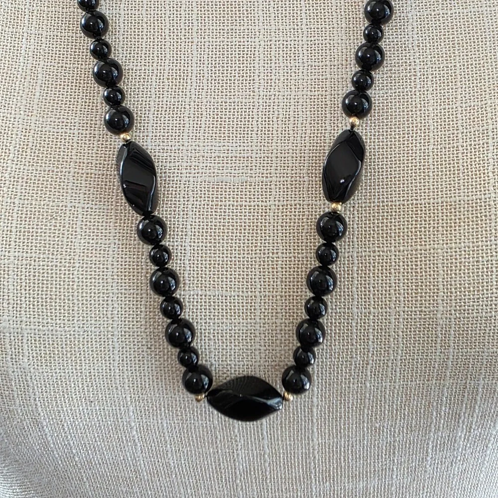Black Onyx Chalcedony Bead Necklace Oval Faceted Charm Gold Tone‎ Accent